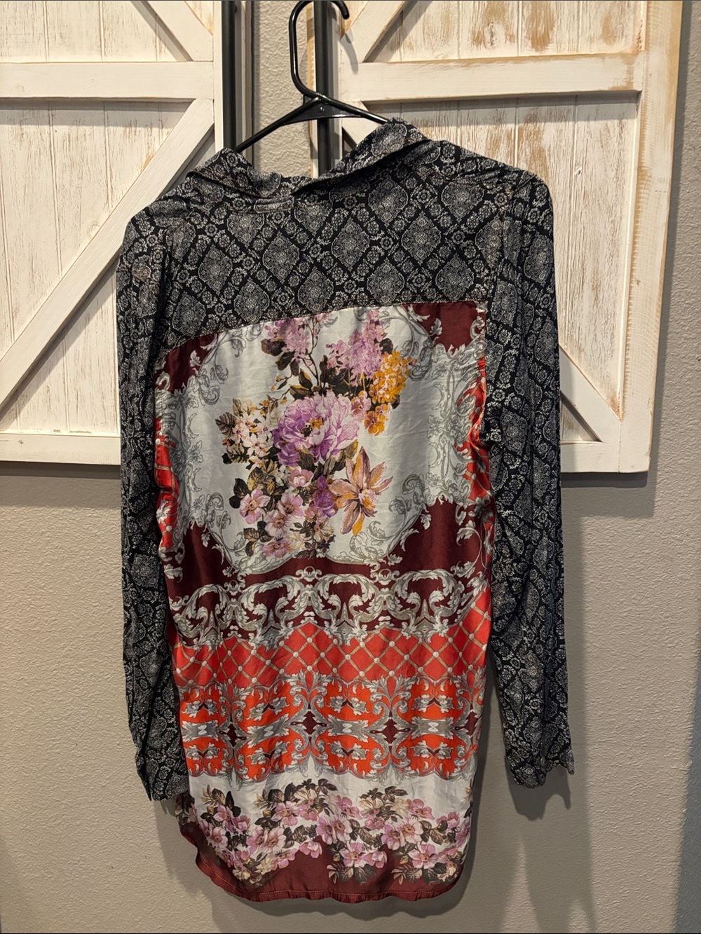 Aratta Printed Long-Sleeve Button-Up Tunic Top in Black and Maroon ptp 22 - Picture 3 of 5